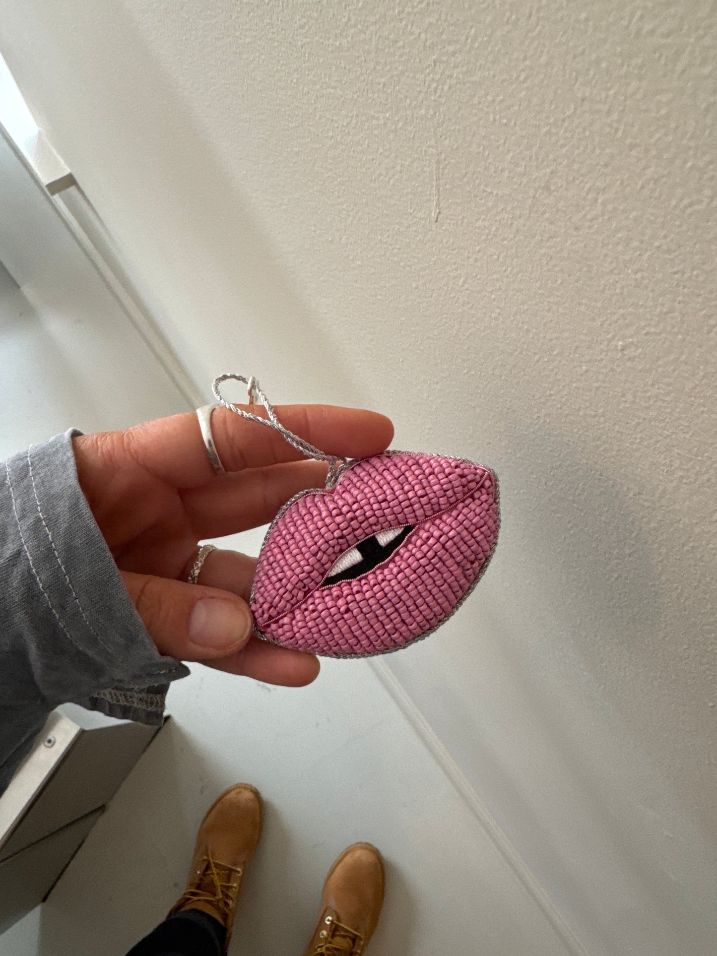 Tiny Tiny, Håndbroderet mund