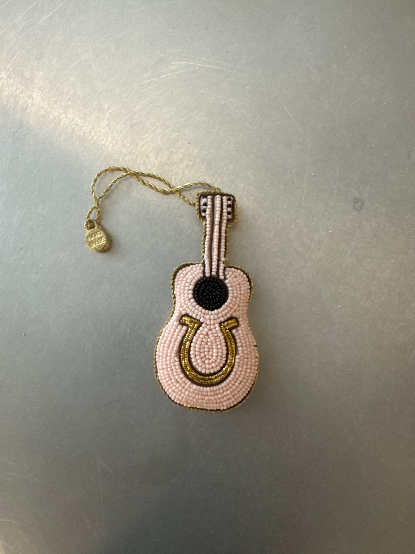 Tiny Tiny, Håndbroderet guitar