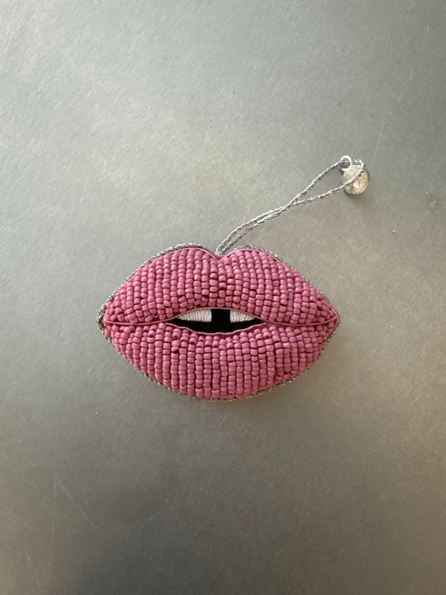 Tiny Tiny, Håndbroderet mund