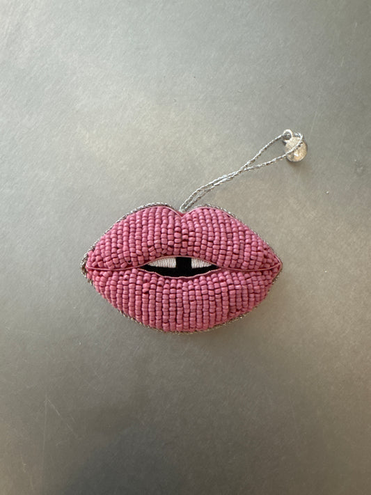 Tiny Tiny, Håndbroderet mund