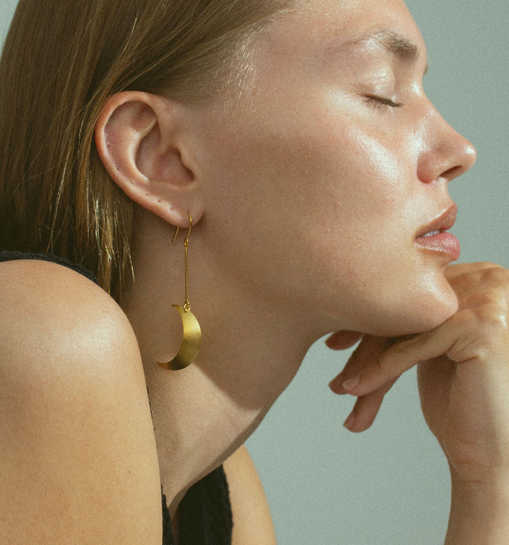 Jane Kønig, Half Moon ørering, Mat, forgyldt sterlingsølv.