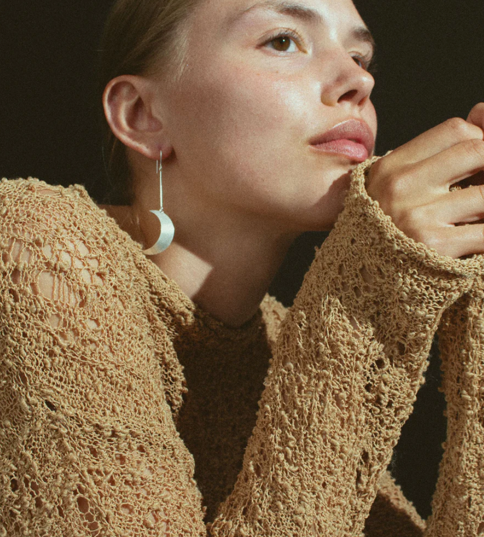 Jane Kønig, Half Moon ørering, Sterlingsølv.